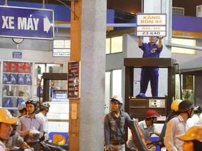 Nhân viên thay biển giá xăng. Ảnh: Ngọc Châu. Nhân viên thay biển giá xăng. Ảnh: Ngọc Châu.