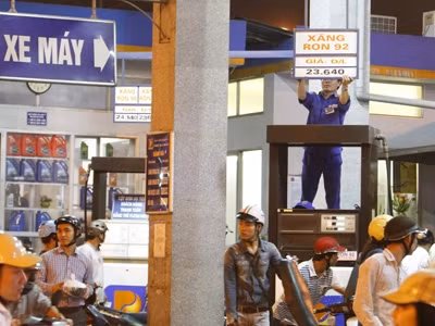 Nhân viên thay biển giá xăng. Ảnh: Ngọc Châu.
