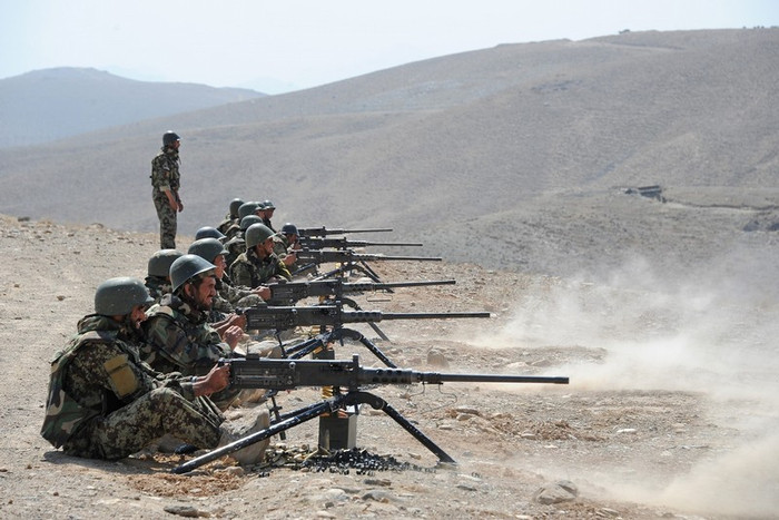 Các binh sỹ quân đội quốc gia Afghanistan đang tập bắn đạn thật bằng những khẩu súng máy 12,7 mm dưới sự hướng dẫn của các sỹ quan Pháp.