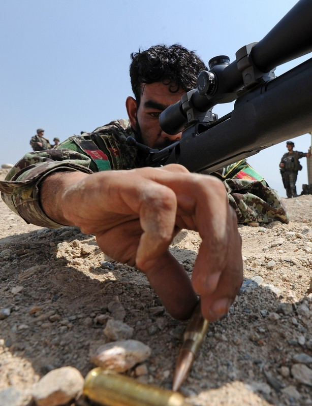 Binh sỹ Afghanistan đang tập bắn bằng khẩu M-24.