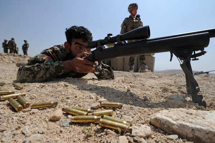 Binh sỹ Afghanistan đang tập bắn bằng khẩu M-24.