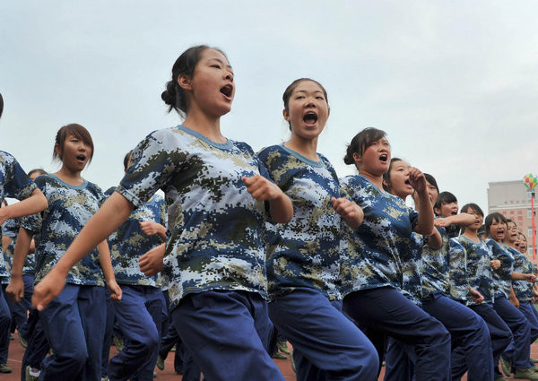 Sinh viên của một trường đại học ở tỉnh Sơn Đông, Trung Quốc luyện tập theo chương trình giáo dục quốc phòng bắt buộc (ảnh chụp ngày 27/8/2011).