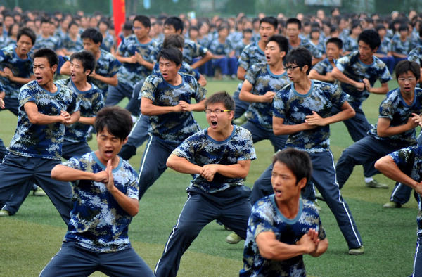Sinh viên của một trường đại học ở tỉnh Sơn Đông, Trung Quốc luyện tập theo chương trình giáo dục quốc phòng bắt buộc (ảnh chụp ngày 27/8/2011).