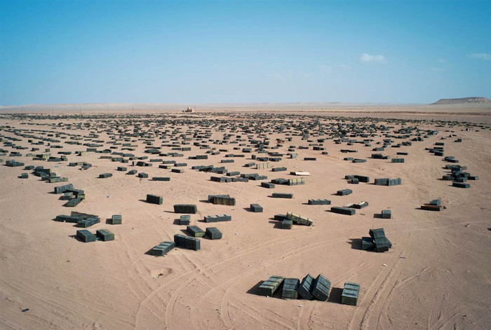 Một kho vũ khí lộ thiên không người canh giữ nằm cách thành phố Sirte, Libya 62 dặm về phía nam ngày 26/10/2011.