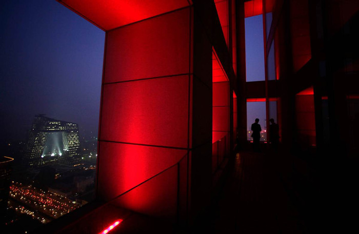 Một người đàn ông đang đứng trên toà nhà trung tâm Yintan, Bắc Kinh Trung Quốc. Đây là toà nhà nằm cạnh trụ sở Đài truyền hình trung ương Trung Quốc CCTV ngày 28/10/2011.