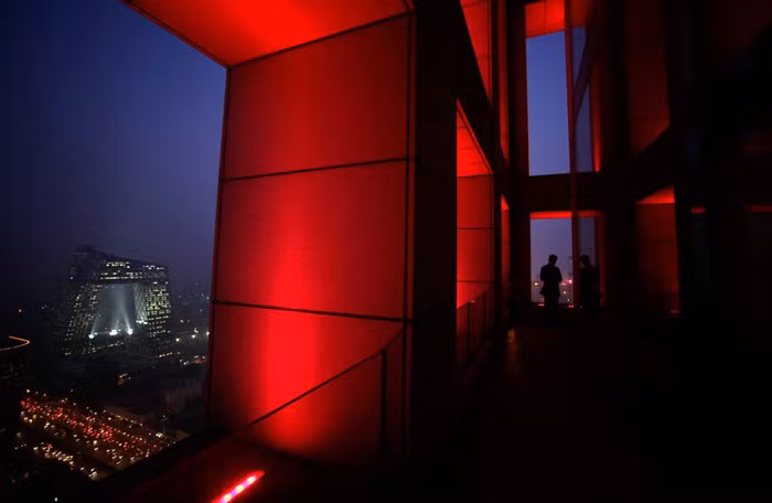 Một người đàn ông đang đứng trên toà nhà trung tâm Yintan, Bắc Kinh Trung Quốc. Đây là toà nhà nằm cạnh trụ sở Đài truyền hình trung ương Trung Quốc CCTV ngày 28/10/2011. Một người đàn ông đang đứng trên toà nhà trung tâm Yintan, Bắc Kinh Trung Quốc. Đây là toà nhà nằm cạnh trụ sở Đài truyền hình trung ương Trung Quốc CCTV ngày 28/10/2011.