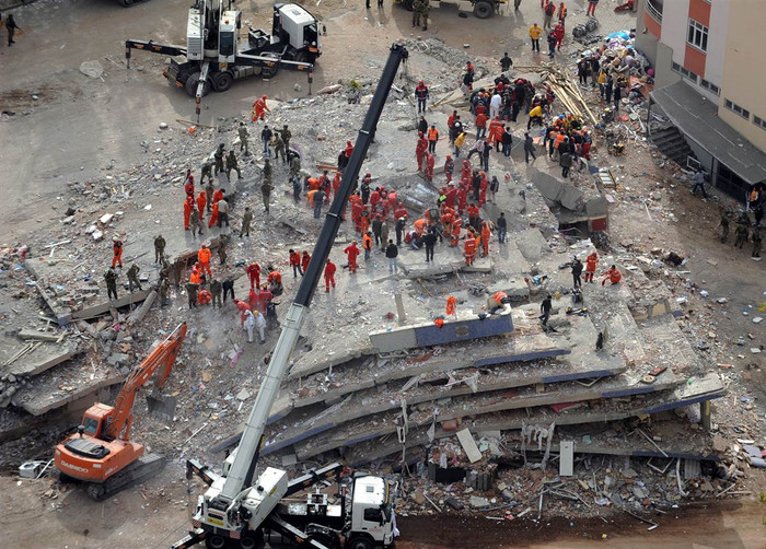 Cảnh tượng một toà nhà bị sụp do động đất ở Ercis, Thổ Nhĩ Kỳ.