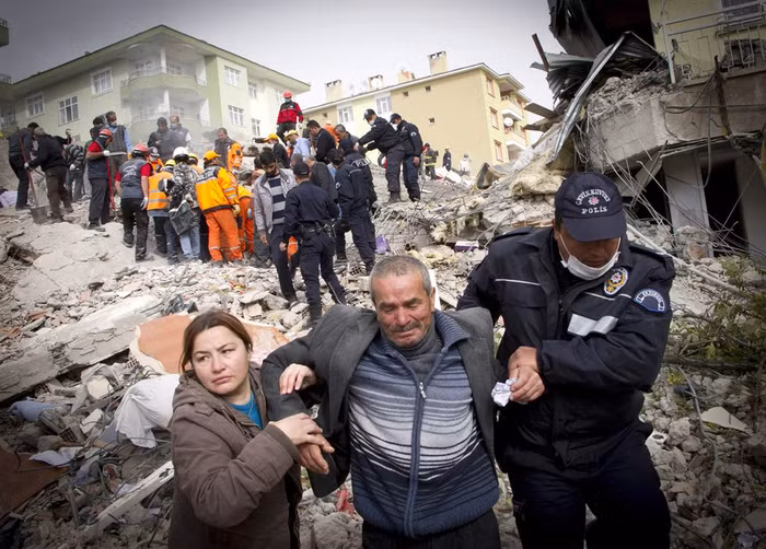 Người thân của một gia đình nạn nhân động đất ở Van, Thổ Nhĩ Kỳ được cảnh sát đưa ra khỏi đống đổ nát vì quá xúc động ngày 25/10/2011. Người thân của một gia đình nạn nhân động đất ở Van, Thổ Nhĩ Kỳ được cảnh sát đưa ra khỏi đống đổ nát vì quá xúc động ngày 25/10/2011.