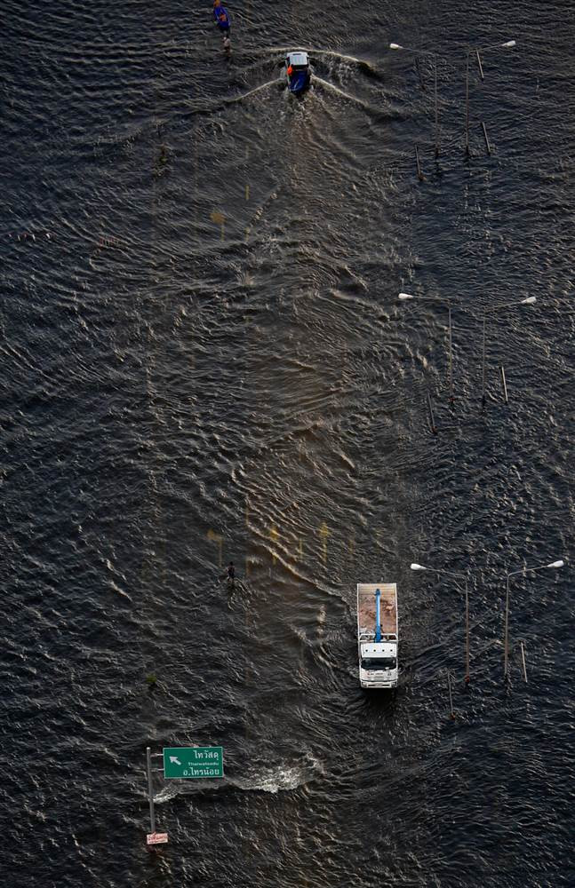 Nước lụt dâng ngập một con lộ cao tốc ở ngoại ô thủ đô Băng Cốc, Thái Lan ngày 25/10/2011.