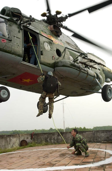 Phi công Trung đoàn 917 thực hành huấn luyện đổ bộ đường không Phi công Trung đoàn 917 thực hành huấn luyện đổ bộ đường không