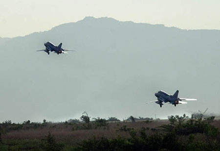 Biên đội máy bay Trung đoàn 937 xuất kích thực hiện nhiệm vụ Biên đội máy bay Trung đoàn 937 xuất kích thực hiện nhiệm vụ