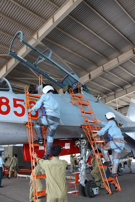 Năm vừa qua, trong công tác giáo dục chính trị, tư tưởng, quân số tham gia học tập thường xuyên của Sư đoàn đạt trên 98,6%, kết quả kiểm tra 100% đạt yêu cầu, trong đó có trên 85% khá giỏi. Công tác huấn luyện chiến đấu, huấn luyện bay được đảm bảo an toàn tuyệt đối, không để xảy ra tai nạn bay có cấp. Tính đến giữa tháng 10, Sư đoàn đã hoàn thành 99% kế hoạch bay năm 2011, hơn 91% kế hoạch huấn luyện mặt đất và huấn luyện chuyên ngành. Ảnh: Thực hành chuyển cấp SSCĐ tại Trung đoàn 935 Năm vừa qua, trong công tác giáo dục chính trị, tư tưởng, quân số tham gia học tập thường xuyên của Sư đoàn đạt trên 98,6%, kết quả kiểm tra 100% đạt yêu cầu, trong đó có trên 85% khá giỏi. Công tác huấn luyện chiến đấu, huấn luyện bay được đảm bảo an toàn tuyệt đối, không để xảy ra tai nạn bay có cấp. Tính đến giữa tháng 10, Sư đoàn đã hoàn thành 99% kế hoạch bay năm 2011, hơn 91% kế hoạch huấn luyện mặt đất và huấn luyện chuyên ngành. Ảnh: Thực hành chuyển cấp SSCĐ tại Trung đoàn 935