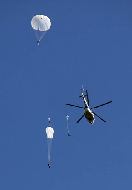 Máy bay Trung đoàn 917 tham gia huấn luyện nhảy dù Máy bay Trung đoàn 917 tham gia huấn luyện nhảy dù