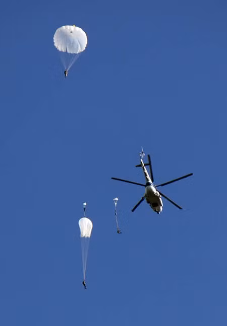 Máy bay Trung đoàn 917 tham gia huấn luyện nhảy dù