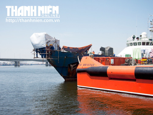 Công nhân đang sửa chữa mũi tàu CSB 4033 Công nhân đang sửa chữa mũi tàu CSB 4033