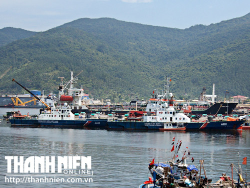 Tàu CSB 4033 (phải) và CSB 2012 đậu sửa chữa tại cầu cảng Tổng Công ty Sông Thu sáng 8.5 Tàu CSB 4033 (phải) và CSB 2012 đậu sửa chữa tại cầu cảng Tổng Công ty Sông Thu sáng 8.5