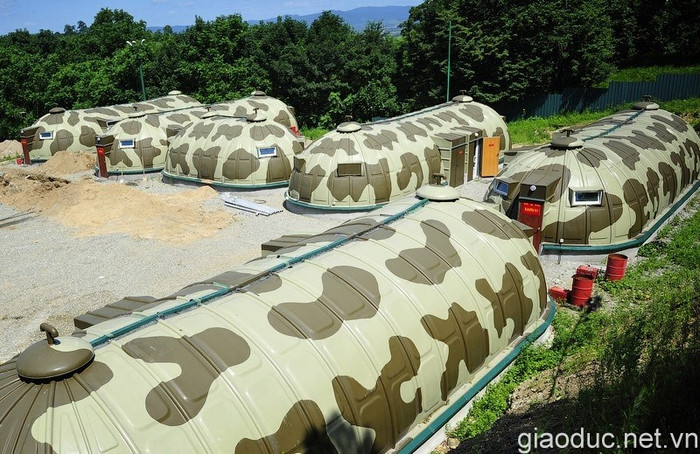 Tổ hợp lều dã chiến này được chế tạo bằng vật liệu composite, có độ bền rất cao. Theo tiết lộ, mỗi tổ hợp này có thể dùng được trong 40 năm thay vì chỉ khoảng 2 mùa huấn luyện như những loại lều bạt dã ngoại trước đây được quân đội sử dụng.