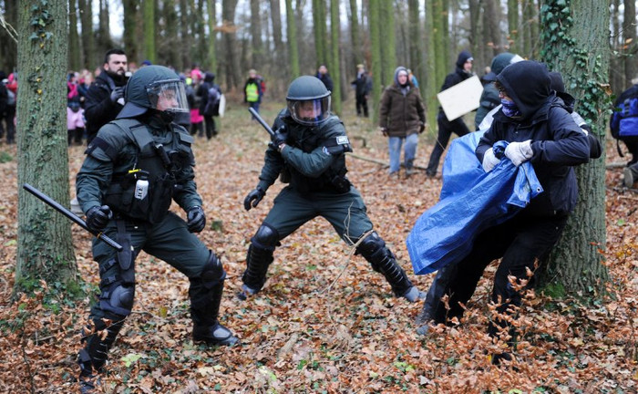 Đây là cuộc biểu tình lớn nhất tại Đức để phản đối vận chuyển rác thải hạt nhân từ Pháp đến Đức. Khoảng 16.000 cảnh sát đã được huy động đến đối phó với người biểu tình. Đây là cuộc biểu tình lớn nhất tại Đức để phản đối vận chuyển rác thải hạt nhân từ Pháp đến Đức. Khoảng 16.000 cảnh sát đã được huy động đến đối phó với người biểu tình.