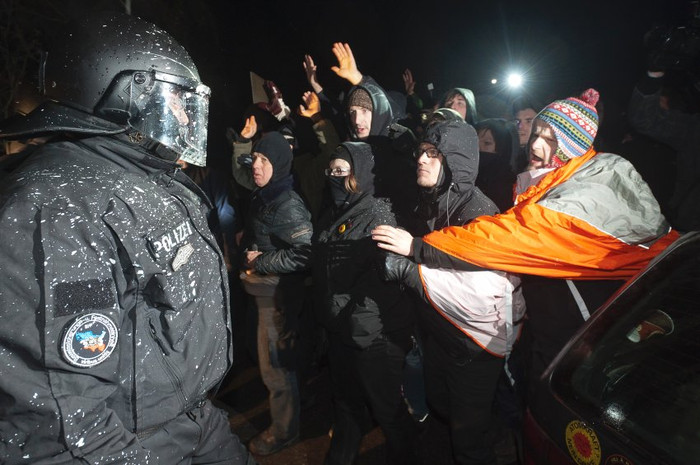 Đoàn tàu được hộ tống bởi một lực lượng bảo vệ hùng hậu, chở mặt hàng mà theo các nhà hoạt động môi trường Đức là rác thải hạt nhân độc hại, nguy hiểm. Đoàn tàu được hộ tống bởi một lực lượng bảo vệ hùng hậu, chở mặt hàng mà theo các nhà hoạt động môi trường Đức là rác thải hạt nhân độc hại, nguy hiểm.