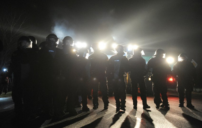 Trước đó, hôm 7/11 hàng trăm người đã phong toả tuyến đường sắt nơi đoàn tàu 14 toa, chở 123 tấn rác thải hạt nhân đi qua tại thị trấn Morschen. Trước đó, hôm 7/11 hàng trăm người đã phong toả tuyến đường sắt nơi đoàn tàu 14 toa, chở 123 tấn rác thải hạt nhân đi qua tại thị trấn Morschen.