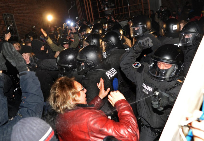 Cảnh sát đã can thiệp và tàu tiếp tục lăn bánh đến Dannenberg, nơi khoảng 50.000 người biểu tình đón đợi. Cảnh sát đã can thiệp và tàu tiếp tục lăn bánh đến Dannenberg, nơi khoảng 50.000 người biểu tình đón đợi.