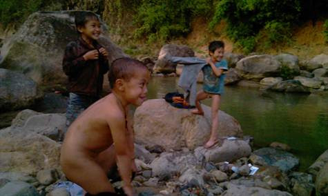 Sinh hoạt thường ngày quanh con suối Nậm Sọi