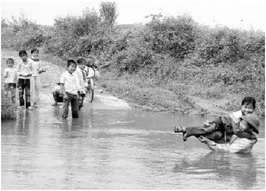Ngâm mình dưới nước chờ... đưa con đi học ảnh 1 Ngâm mình dưới nước chờ... đưa con đi học ảnh 1