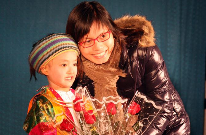 Thành viên trong đoàn lên tặng hoa và xin chụp ảnh cùng Thành viên trong đoàn lên tặng hoa và xin chụp ảnh cùng