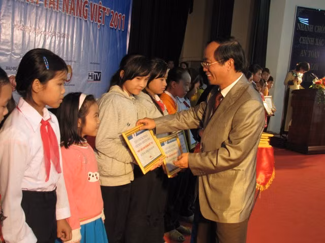 Ông Trần Minh Cả- Phó chủ tịch UBND tỉnh Quảng Nam trao học bổng 