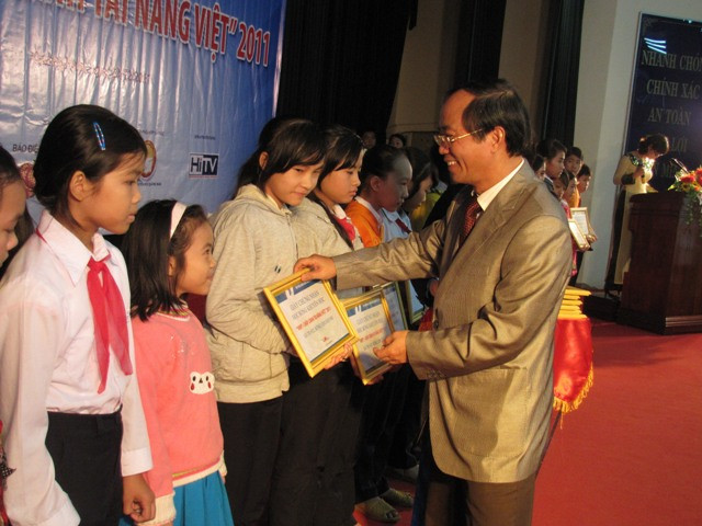 VNPT trao tặng 120 suất học bổng khuyến học tại Quảng Nam ảnh 2 Ông Trần Minh Cả- Phó chủ tịch UBND tỉnh Quảng Nam trao học bổng