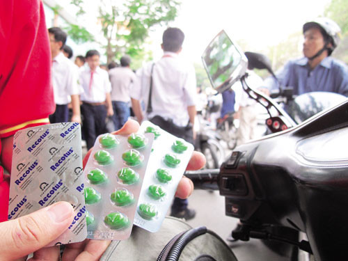 Học sinh dễ bị dụ dỗ sử dụng các loại thuốc gây nghiện - Ảnh: Đào Ngọc Thạch Học sinh dễ bị dụ dỗ sử dụng các loại thuốc gây nghiện - Ảnh: Đào Ngọc Thạch