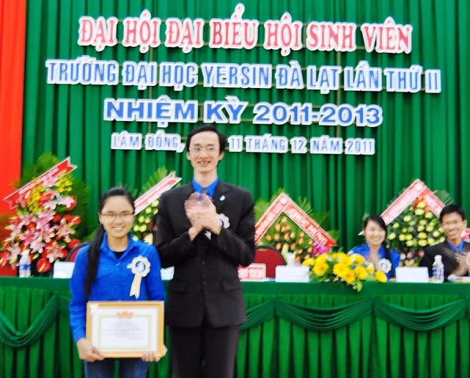 Hai nữ sinh viên bắt gọn một tên trộm hung dữ ảnh 1