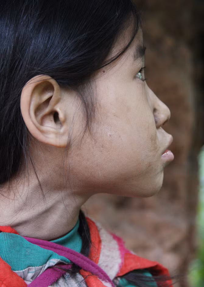 Ánh mắt em theo dõi đoàn rời đi một cách ám ảnh đến nghẹn ngào.