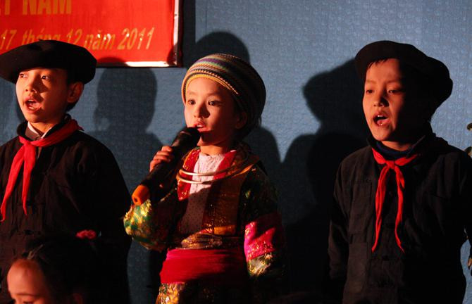 Hát tốp ca Em vẫn nhớ trường xưa của các em học sinh trường Tiểu học Pả Vi Hát tốp ca Em vẫn nhớ trường xưa của các em học sinh trường Tiểu học Pả Vi