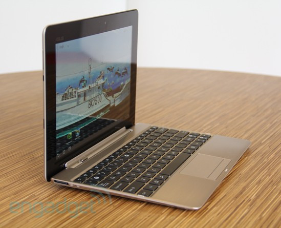 Ngoài nhiệm vụ như một chiếc bàn phím và chuột, dock của Prime còn là một pin dự phòng cho máy.