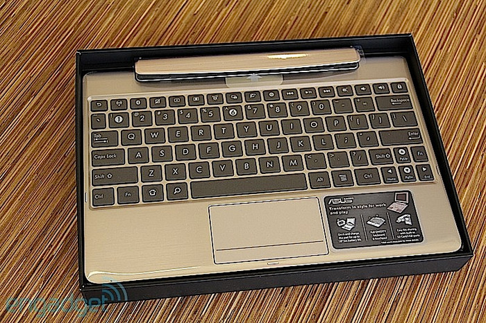 Prime còn có thể biến thành một chiếc laptop bằng cách cắm trực tiếp vào dock bán kèm (giá $149) đúng như cái tên Transformer của mình.