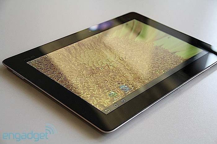 Cùng với đó là màn hình màu chuẩn SuperIPS+ góc nhìn siêu rông 178 độ và mặt kính chống xước Gorilla Glass