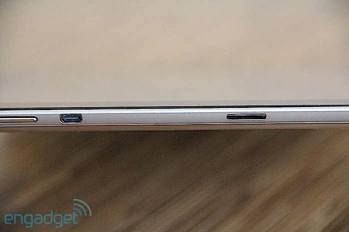 Máy sử dụng giao tiếp USB 2.0 và có đầu đọc thẻ SD