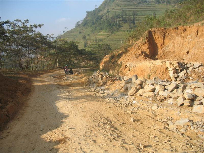 Để vào được tới trường, các em nhỏ phải trải qua những đoạn đường dài phủ đầy đất đỏ. Trời nắng thì bụi bặm, ngày mưa thì đường lầy lội, trơn trượt rất khó đi. Để vào được tới trường, các em nhỏ phải trải qua những đoạn đường dài phủ đầy đất đỏ. Trời nắng thì bụi bặm, ngày mưa thì đường lầy lội, trơn trượt rất khó đi.