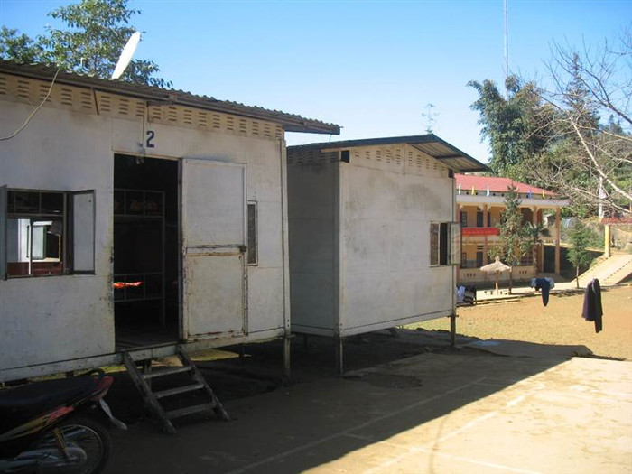 Một số khu nội trú được ghép bằng sắt miếng, số khác là những tấm gỗ ván chắp vá tạm bợ. Một số khu nội trú được ghép bằng sắt miếng, số khác là những tấm gỗ ván chắp vá tạm bợ.