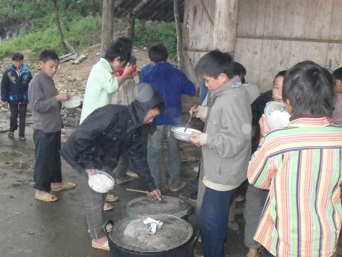 Bữa cơm của những đưa trẻ nơi đây thường chỉ gồm cơm trắng và canh rau. Bữa cơm của những đưa trẻ nơi đây thường chỉ gồm cơm trắng và canh rau.