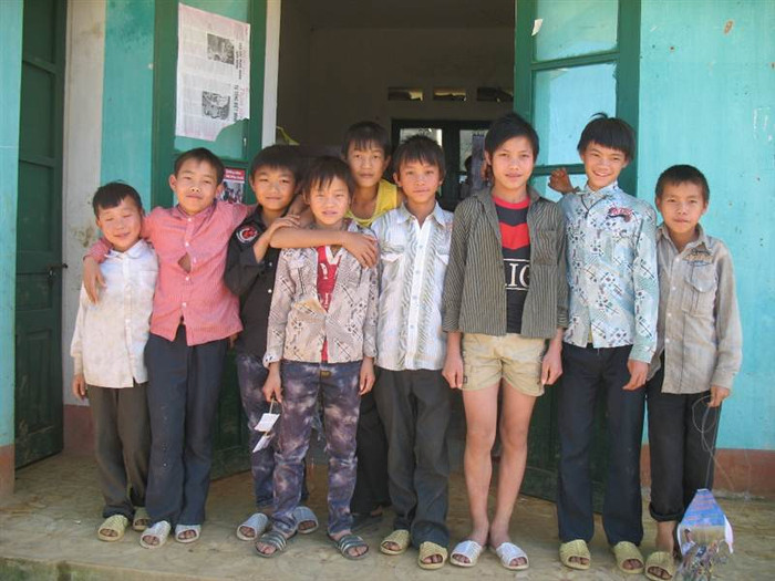 Dù khó khăn đủ đường nhưng các em nhỏ nơi đây đều rất ngoan, chăm học và nói tiếng Kinh khá sõi. Dù khó khăn đủ đường nhưng các em nhỏ nơi đây đều rất ngoan, chăm học và nói tiếng Kinh khá sõi.