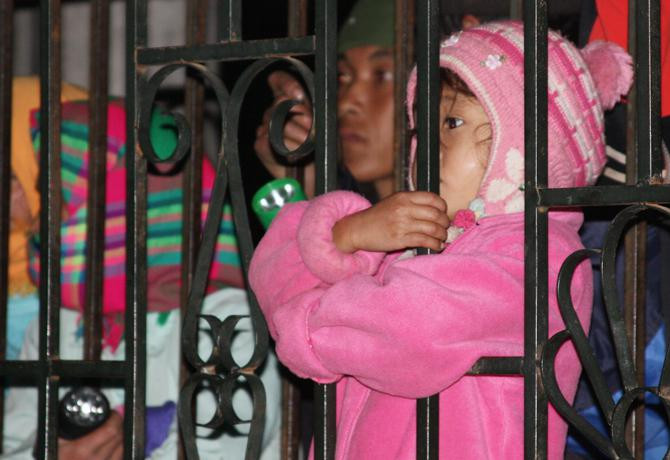 Một em nhỏ khác rụt rè nên đứng ngoài theo dõi Một em nhỏ khác rụt rè nên đứng ngoài theo dõi