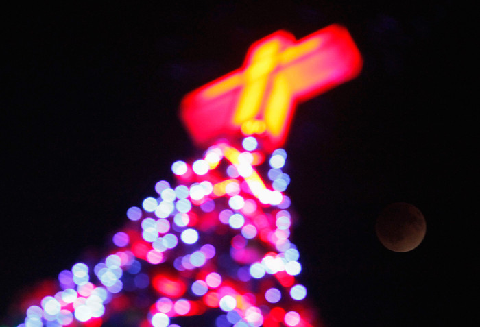 Nguyệt thực toàn phần phía sau một cây thông Noel ở Seoul, Hàn Quốc Nguyệt thực toàn phần phía sau một cây thông Noel ở Seoul, Hàn Quốc