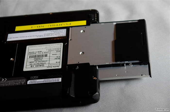 Fujitsu ra mắt LIFEBOOK SH771 pin siêu "khủng" 18 tiếng ảnh 2