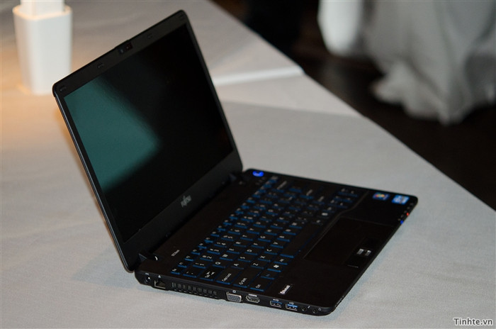 Fujitsu ra mắt LIFEBOOK SH771 pin siêu "khủng" 18 tiếng ảnh 1