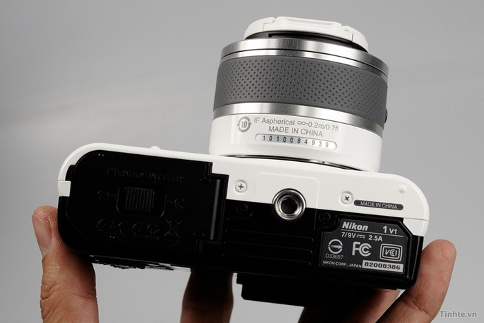 Mặt đáy có khe cắm pin/thẻ nhớ và chân chắm tripod