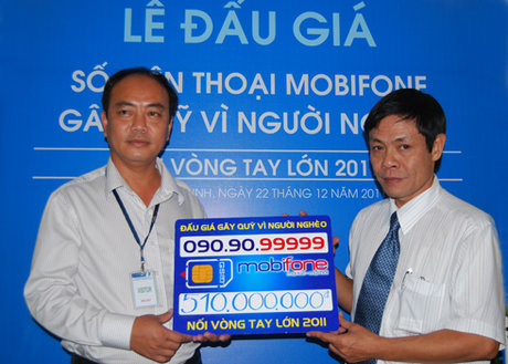 Ông Trần Thế Linh (bên trái) nhận sim số 090.90.99999 tại phiên đấu giá hôm 22/12. Ảnh: Internet Ông Trần Thế Linh (bên trái) nhận sim số 090.90.99999 tại phiên đấu giá hôm 22/12. Ảnh: Internet