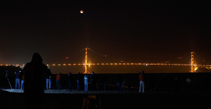 Người dân đứng xem nguyệt thực ở tháp phía Bắc của cầu Cổng Vàng, San Francisco, Mỹ. Người dân đứng xem nguyệt thực ở tháp phía Bắc của cầu Cổng Vàng, San Francisco, Mỹ.