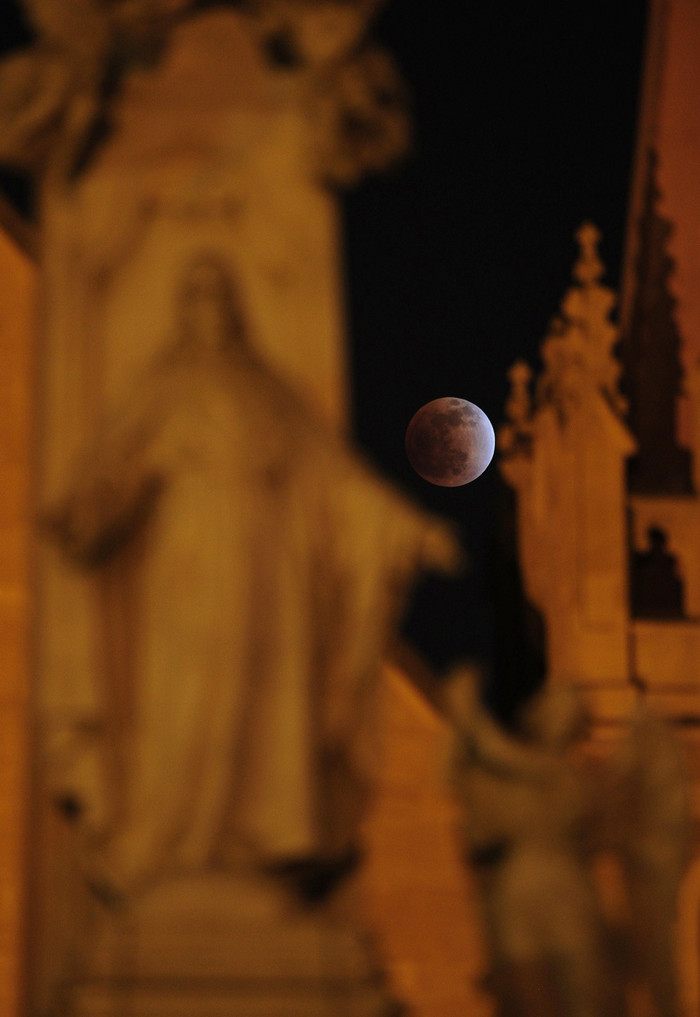 Hình ảnh nguyệt thực toàn phần ở thành phố Karachi, Pakistan. Hình ảnh nguyệt thực toàn phần ở thành phố Karachi, Pakistan.